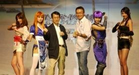 阪口一芳(左三)與陳威光宣布遊戲上市