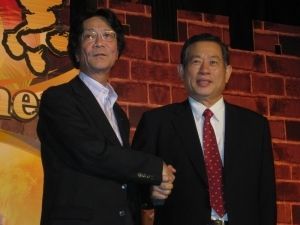 伊從勝(左)與王俊博